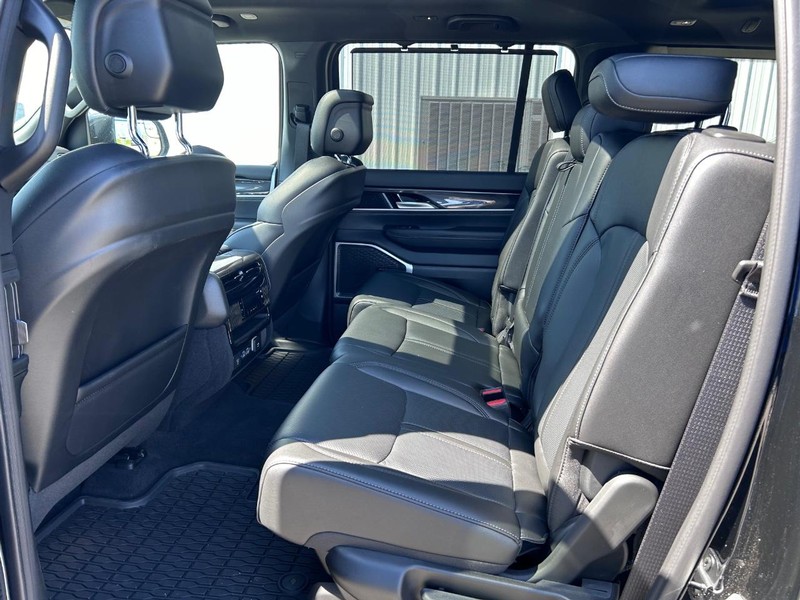 Jeep Wagoneer Vehicle Full-screen Gallery Image 12