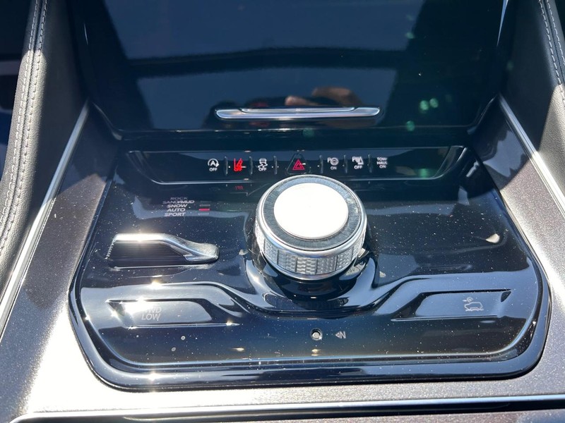 Jeep Wagoneer Vehicle Full-screen Gallery Image 20