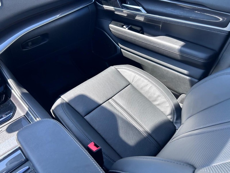 Jeep Wagoneer Vehicle Full-screen Gallery Image 21