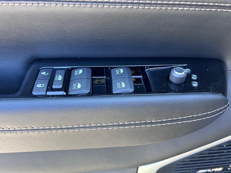 Jeep Wagoneer Vehicle Full-screen Gallery Image 22