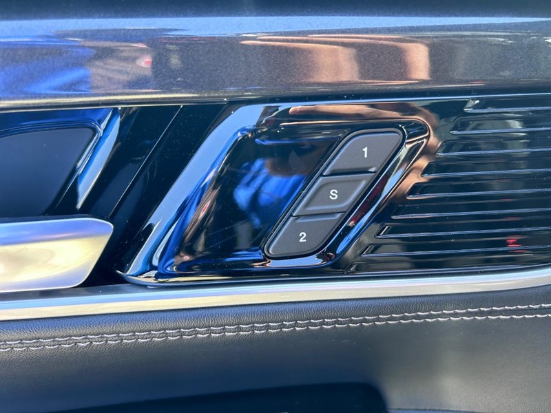 Jeep Wagoneer Vehicle Full-screen Gallery Image 23