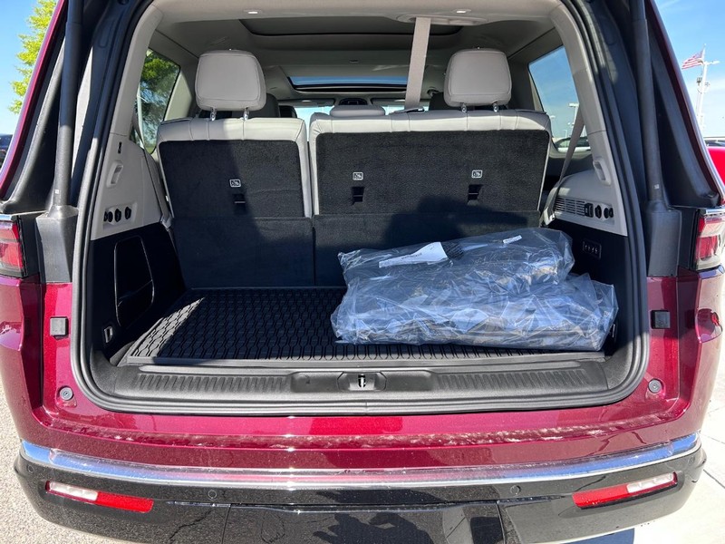 Jeep Wagoneer Vehicle Full-screen Gallery Image 7