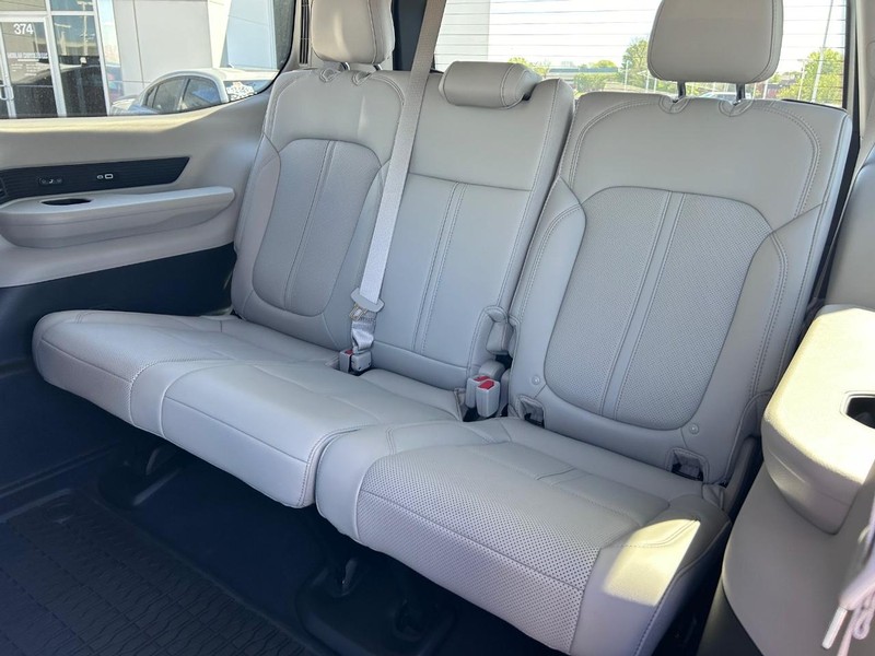 Jeep Wagoneer Vehicle Full-screen Gallery Image 10