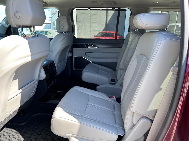 Jeep Wagoneer Vehicle Full-screen Gallery Image 12