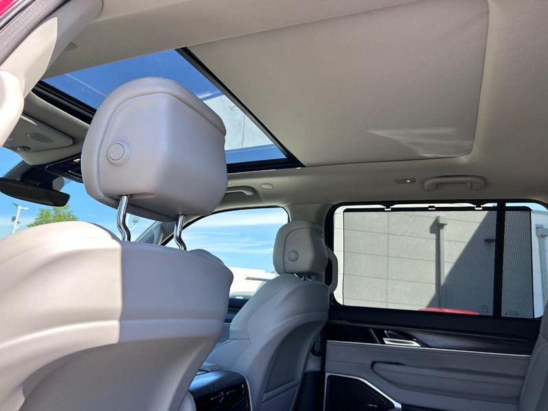 Jeep Wagoneer Vehicle Full-screen Gallery Image 13