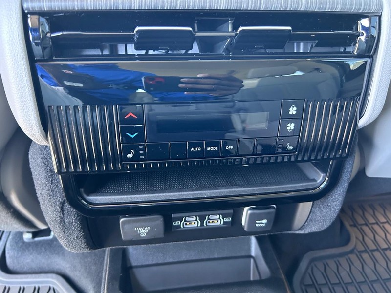 Jeep Wagoneer Vehicle Full-screen Gallery Image 14