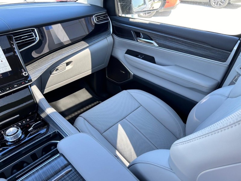 Jeep Wagoneer Vehicle Full-screen Gallery Image 22