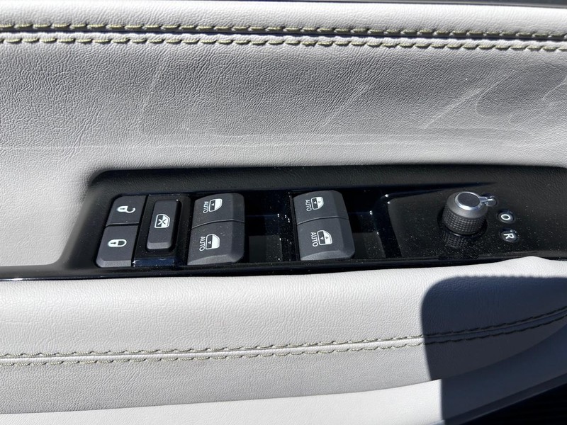 Jeep Wagoneer Vehicle Full-screen Gallery Image 23