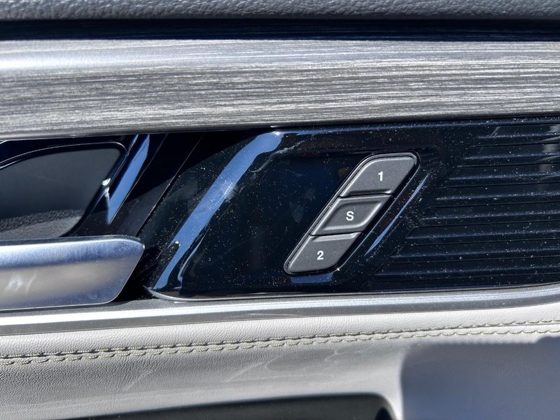 Jeep Wagoneer Vehicle Full-screen Gallery Image 24