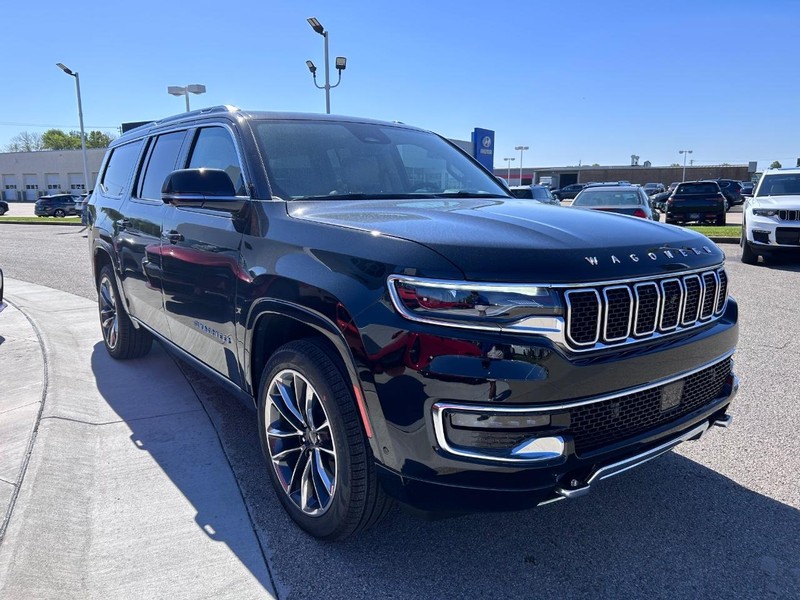 Jeep Wagoneer L Vehicle Full-screen Gallery Image 3