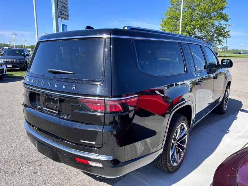 Jeep Wagoneer L Vehicle Full-screen Gallery Image 4
