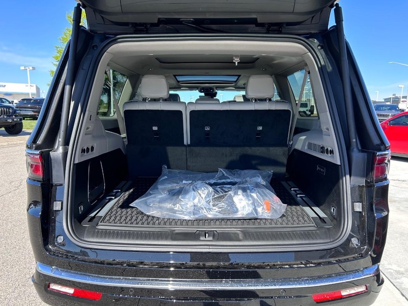 Jeep Wagoneer L Vehicle Full-screen Gallery Image 6