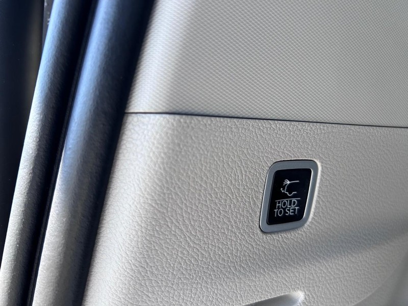 Jeep Wagoneer L Vehicle Full-screen Gallery Image 7
