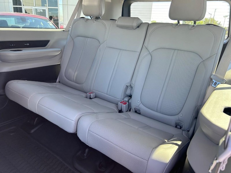 Jeep Wagoneer L Vehicle Full-screen Gallery Image 9