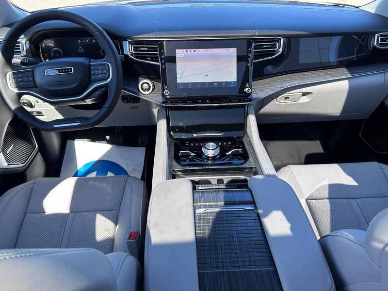 Jeep Wagoneer L Vehicle Full-screen Gallery Image 14