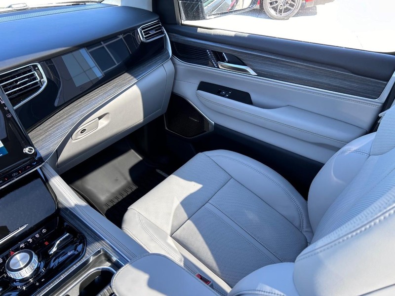 Jeep Wagoneer L Vehicle Full-screen Gallery Image 21