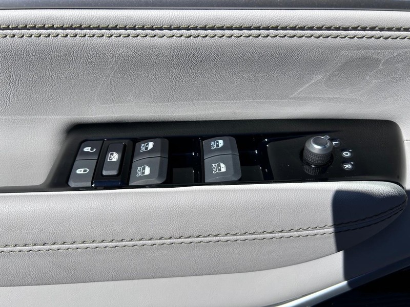 Jeep Wagoneer L Vehicle Full-screen Gallery Image 22