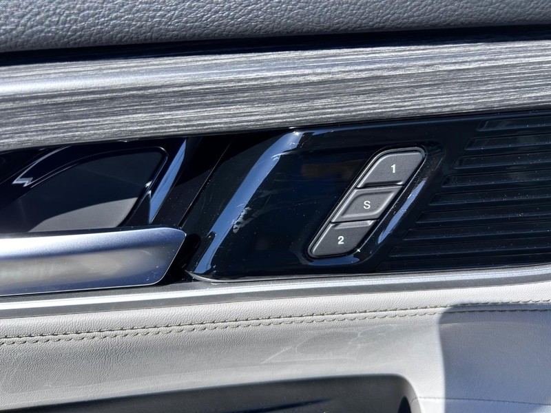 Jeep Wagoneer L Vehicle Full-screen Gallery Image 23
