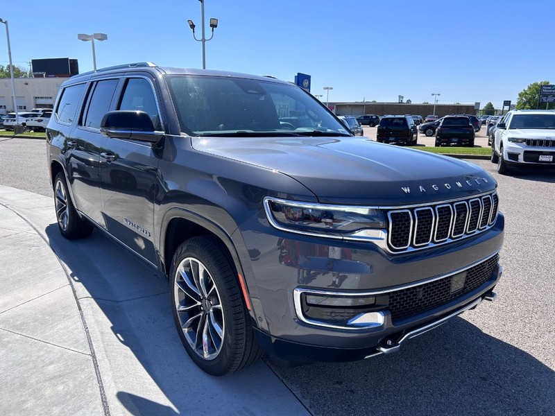 Jeep Wagoneer L Vehicle Full-screen Gallery Image 3