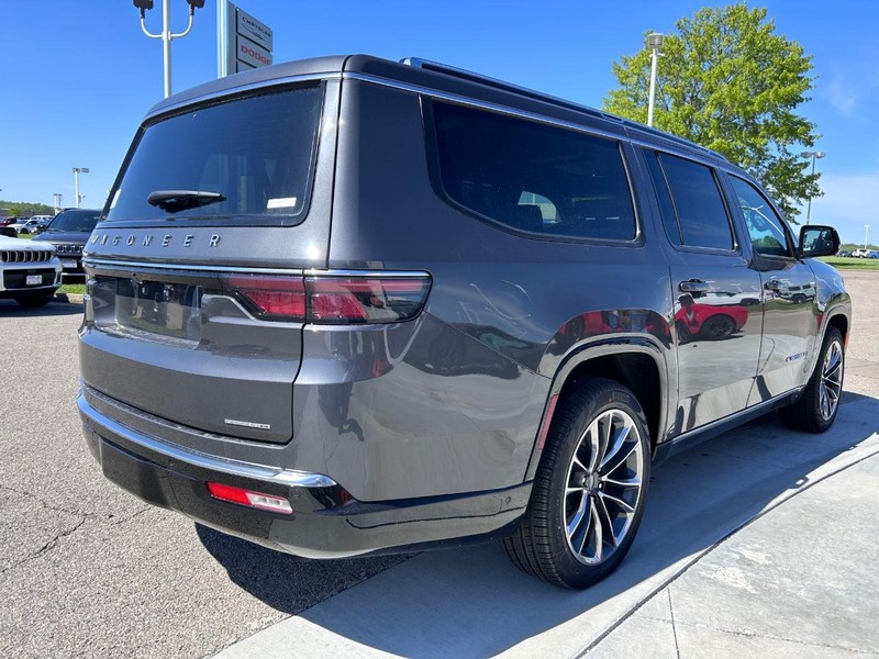 Jeep Wagoneer L Vehicle Full-screen Gallery Image 5