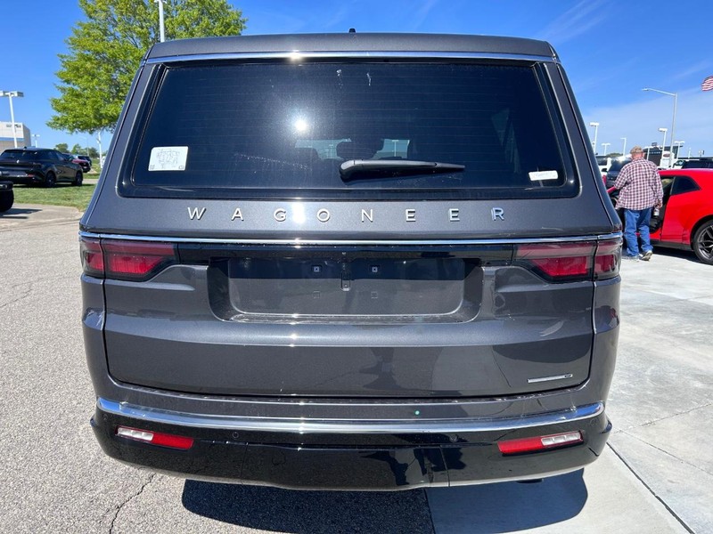 Jeep Wagoneer L Vehicle Full-screen Gallery Image 6
