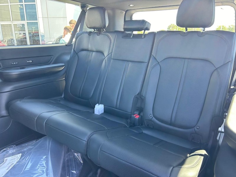 Jeep Wagoneer L Vehicle Full-screen Gallery Image 10
