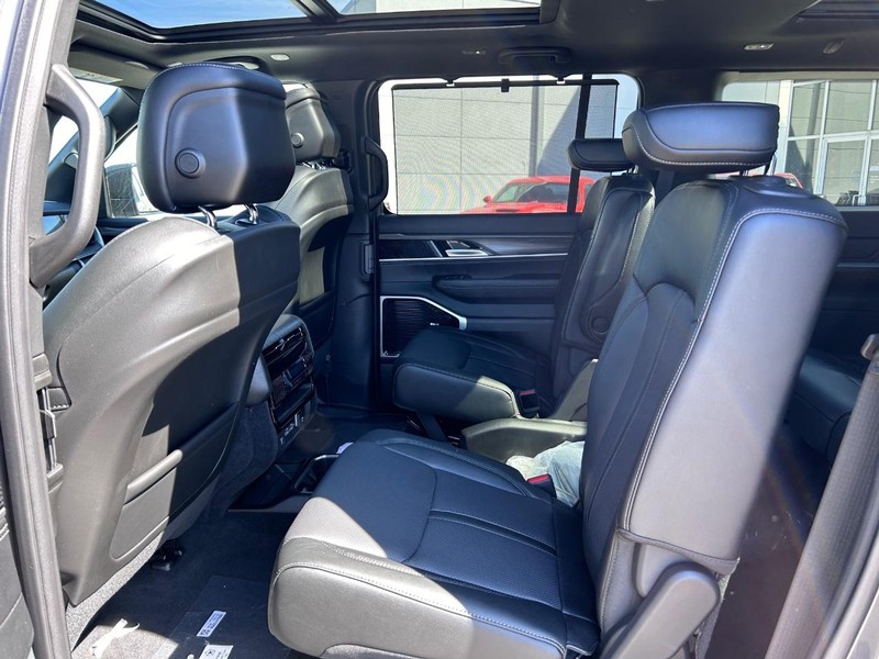 Jeep Wagoneer L Vehicle Full-screen Gallery Image 12