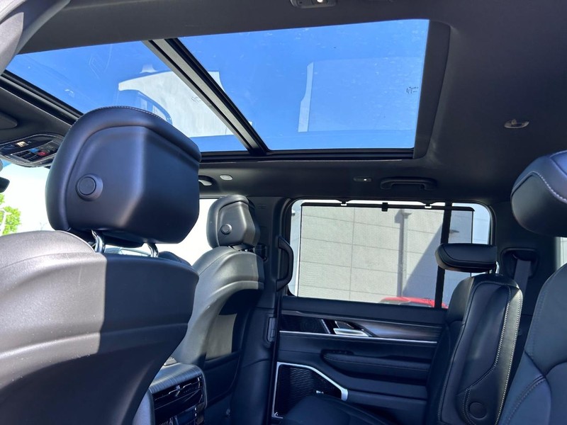Jeep Wagoneer L Vehicle Full-screen Gallery Image 13