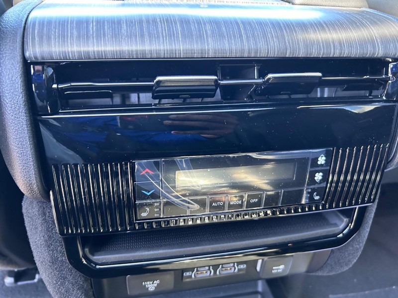 Jeep Wagoneer L Vehicle Full-screen Gallery Image 14