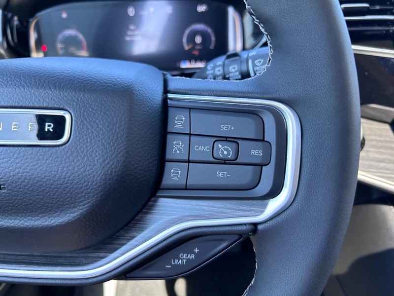 Jeep Wagoneer L Vehicle Full-screen Gallery Image 18