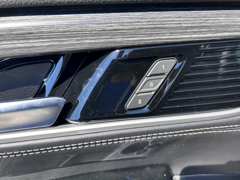 Jeep Wagoneer L Vehicle Full-screen Gallery Image 24