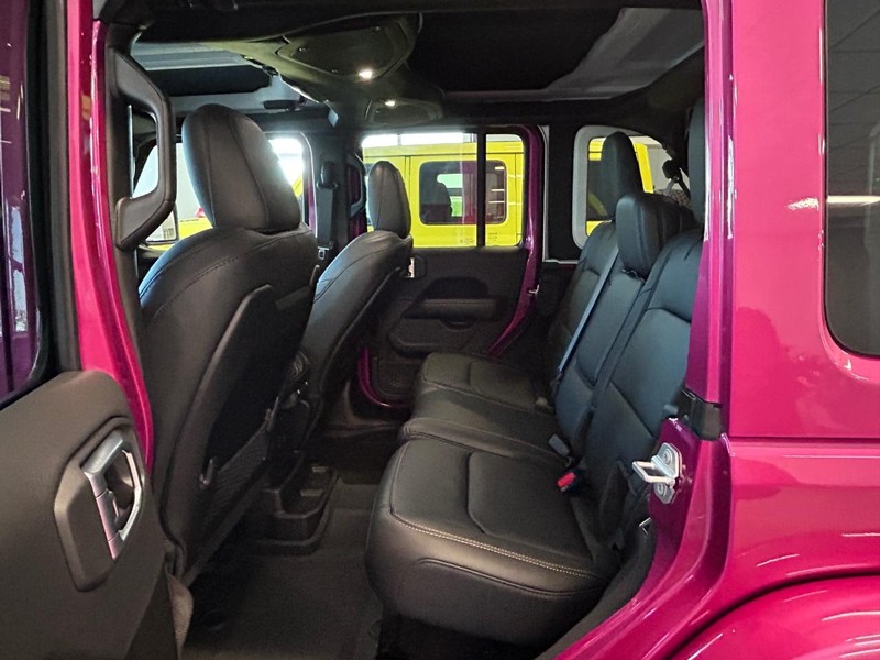 Jeep Wrangler Vehicle Full-screen Gallery Image 8