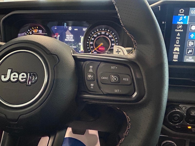 Jeep Wrangler Vehicle Full-screen Gallery Image 12