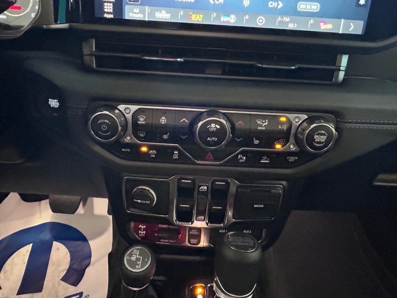 Jeep Wrangler Vehicle Full-screen Gallery Image 14