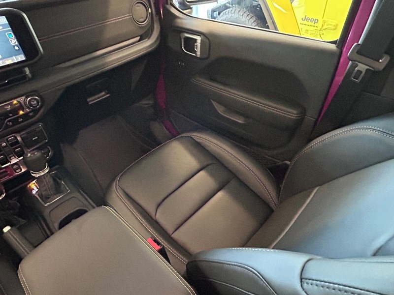 Jeep Wrangler Vehicle Full-screen Gallery Image 16