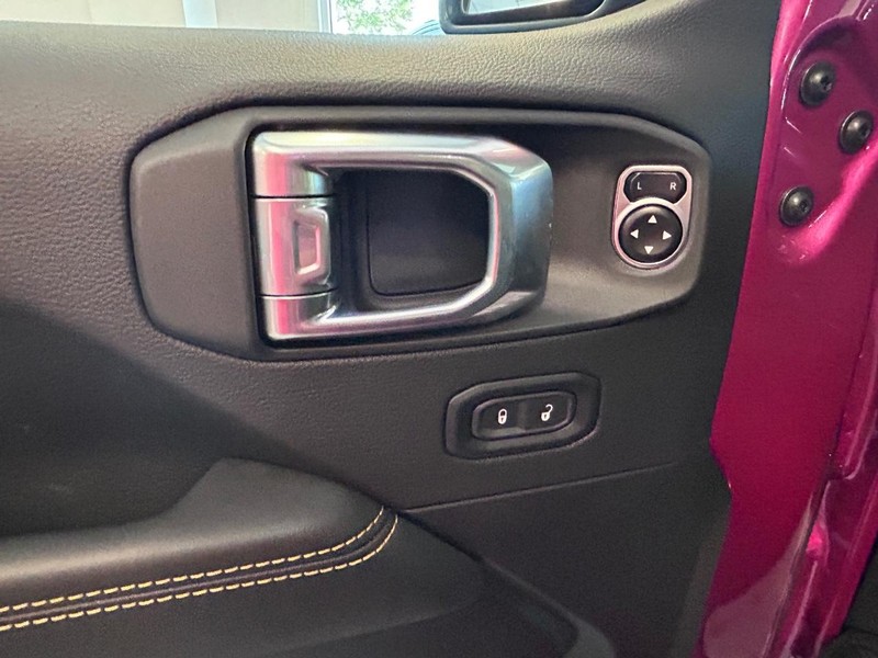 Jeep Wrangler Vehicle Full-screen Gallery Image 17