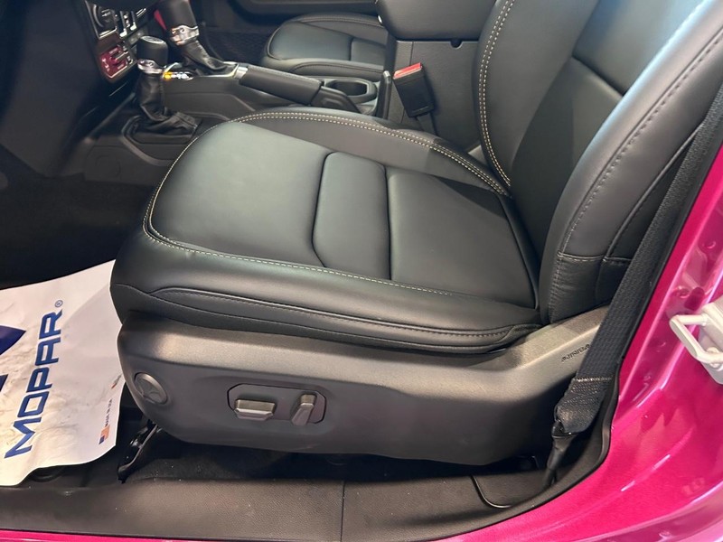 Jeep Wrangler Vehicle Full-screen Gallery Image 18