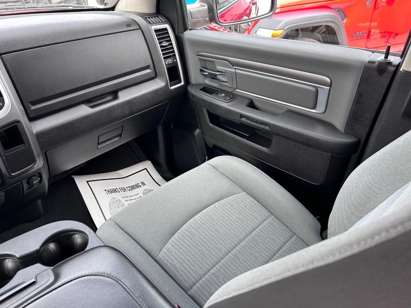 Ram 1500 Classic Vehicle Full-screen Gallery Image 16