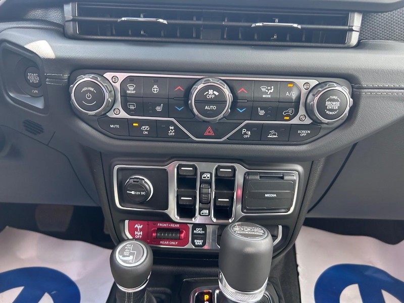 Jeep Wrangler Vehicle Full-screen Gallery Image 15