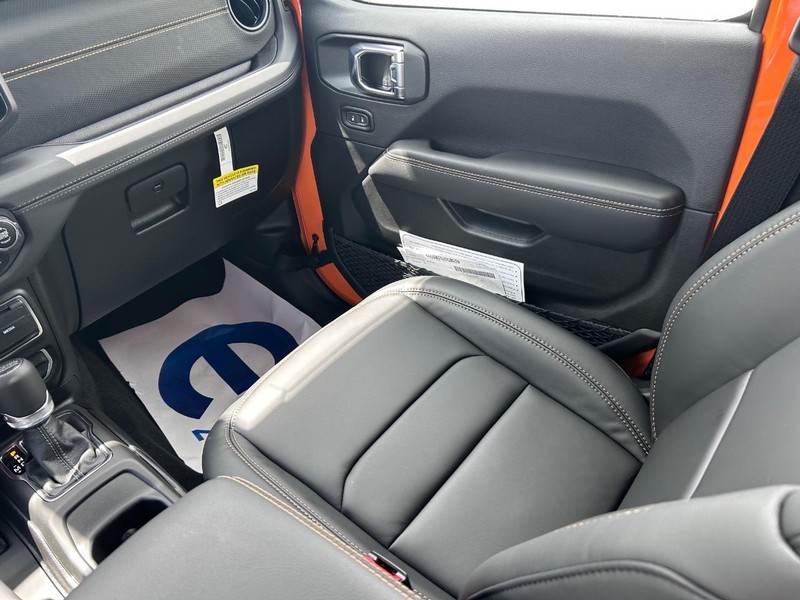Jeep Wrangler Vehicle Full-screen Gallery Image 17