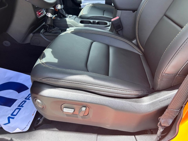 Jeep Wrangler Vehicle Full-screen Gallery Image 19