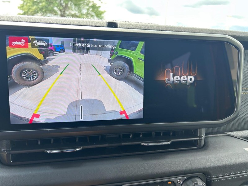 Jeep Wrangler Vehicle Full-screen Gallery Image 21