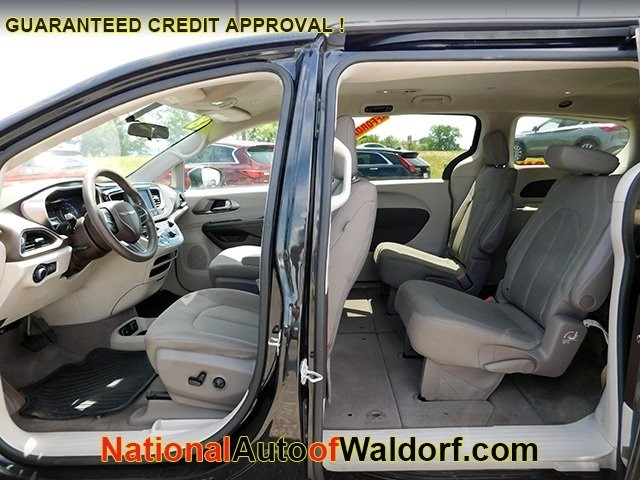 Chrysler Pacifica Vehicle Image 10