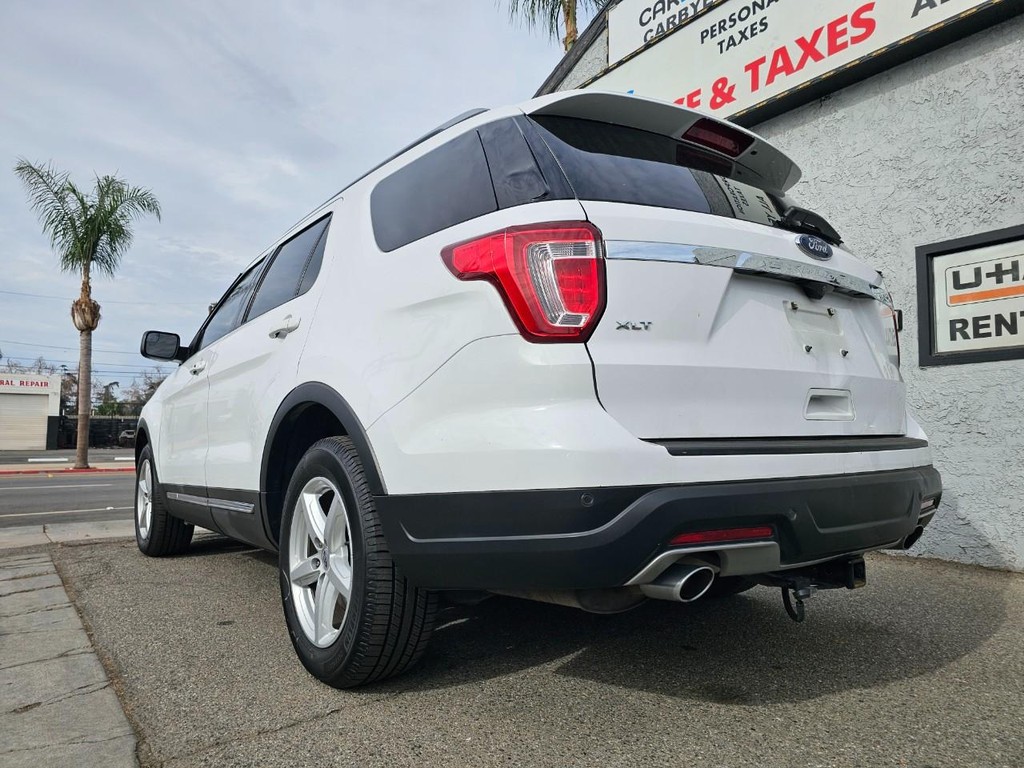 Ford Explorer Vehicle Full-screen Gallery Image 4