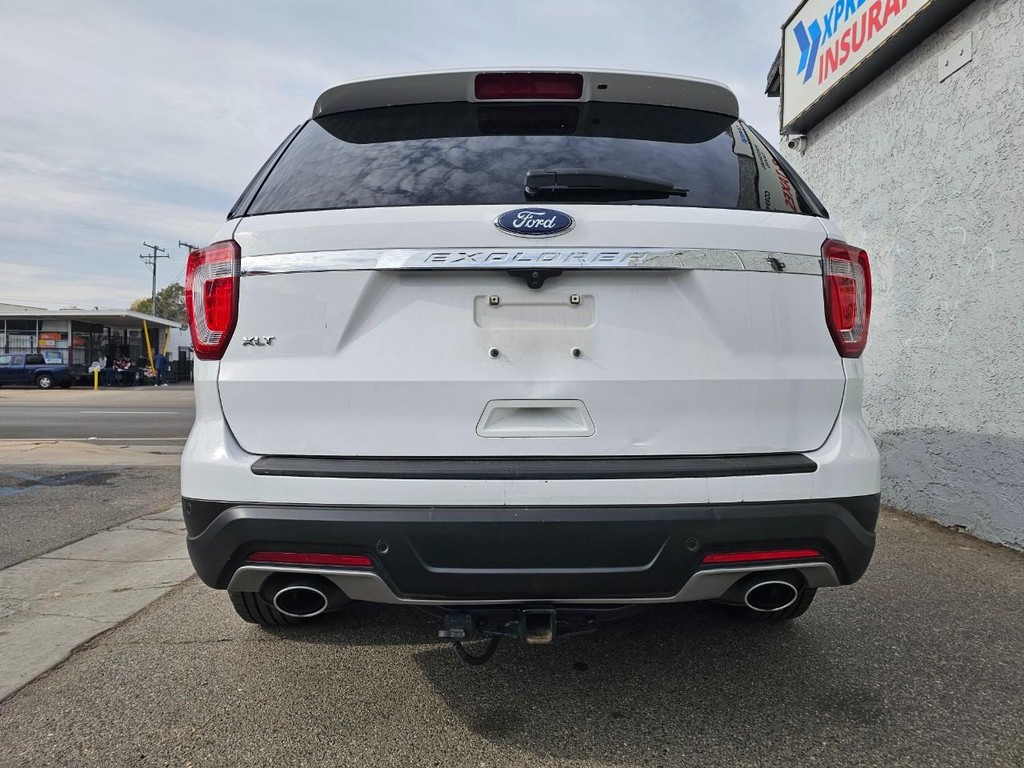 Ford Explorer Vehicle Full-screen Gallery Image 5