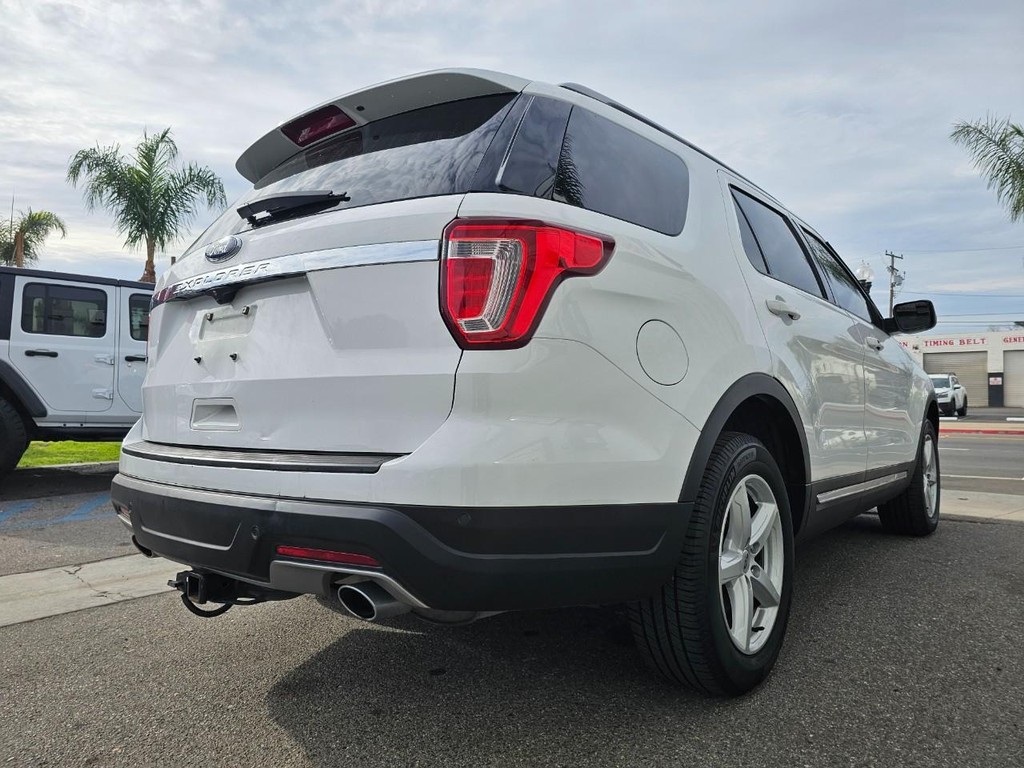 Ford Explorer Vehicle Full-screen Gallery Image 6