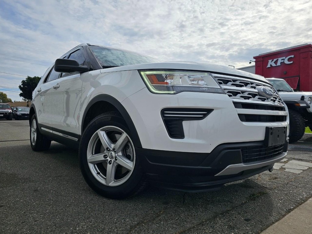 Ford Explorer Vehicle Full-screen Gallery Image 7