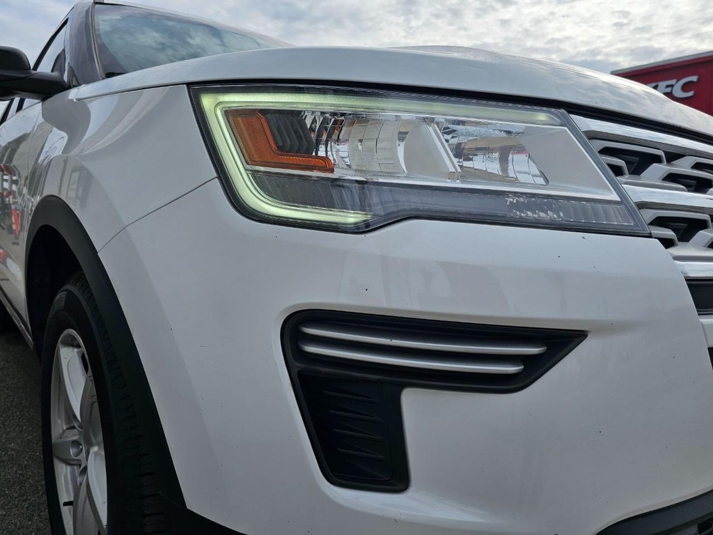 Ford Explorer Vehicle Full-screen Gallery Image 9