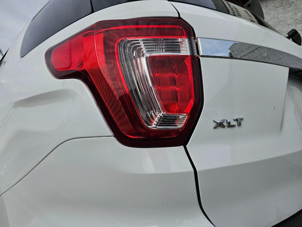 Ford Explorer Vehicle Full-screen Gallery Image 11
