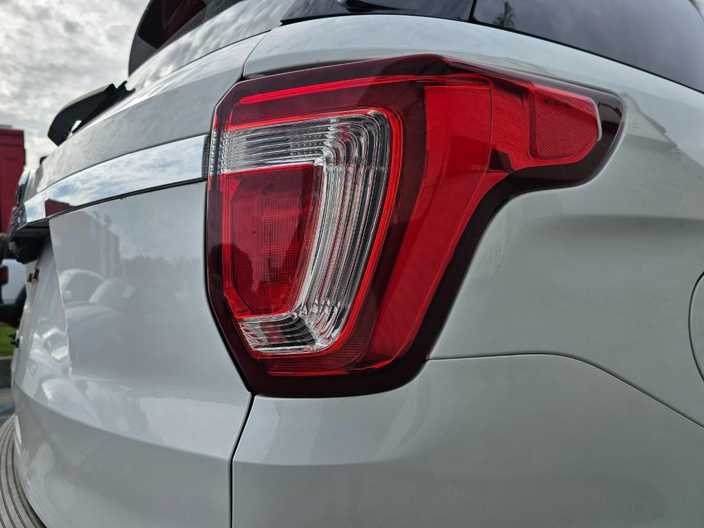 Ford Explorer Vehicle Full-screen Gallery Image 12
